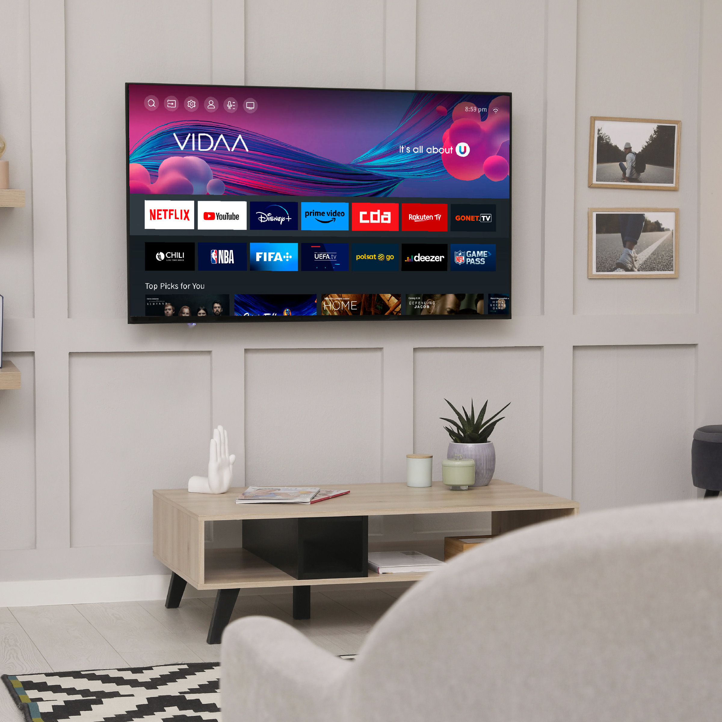 Ein moderner Wohnzimmer-Fernseher zeigt die VIDAA-Oberfläche mit App-Symbolen.