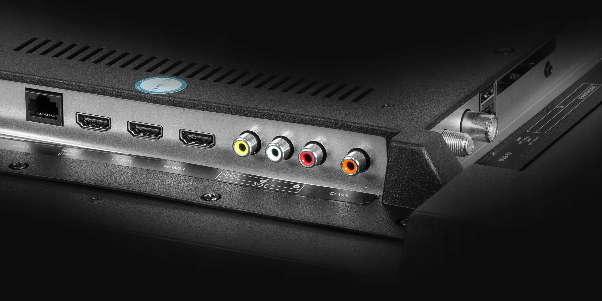 Tył telewizora z portami: RJ45, HDMI, AV, Coax, DVB-T2 i Słuchawki.