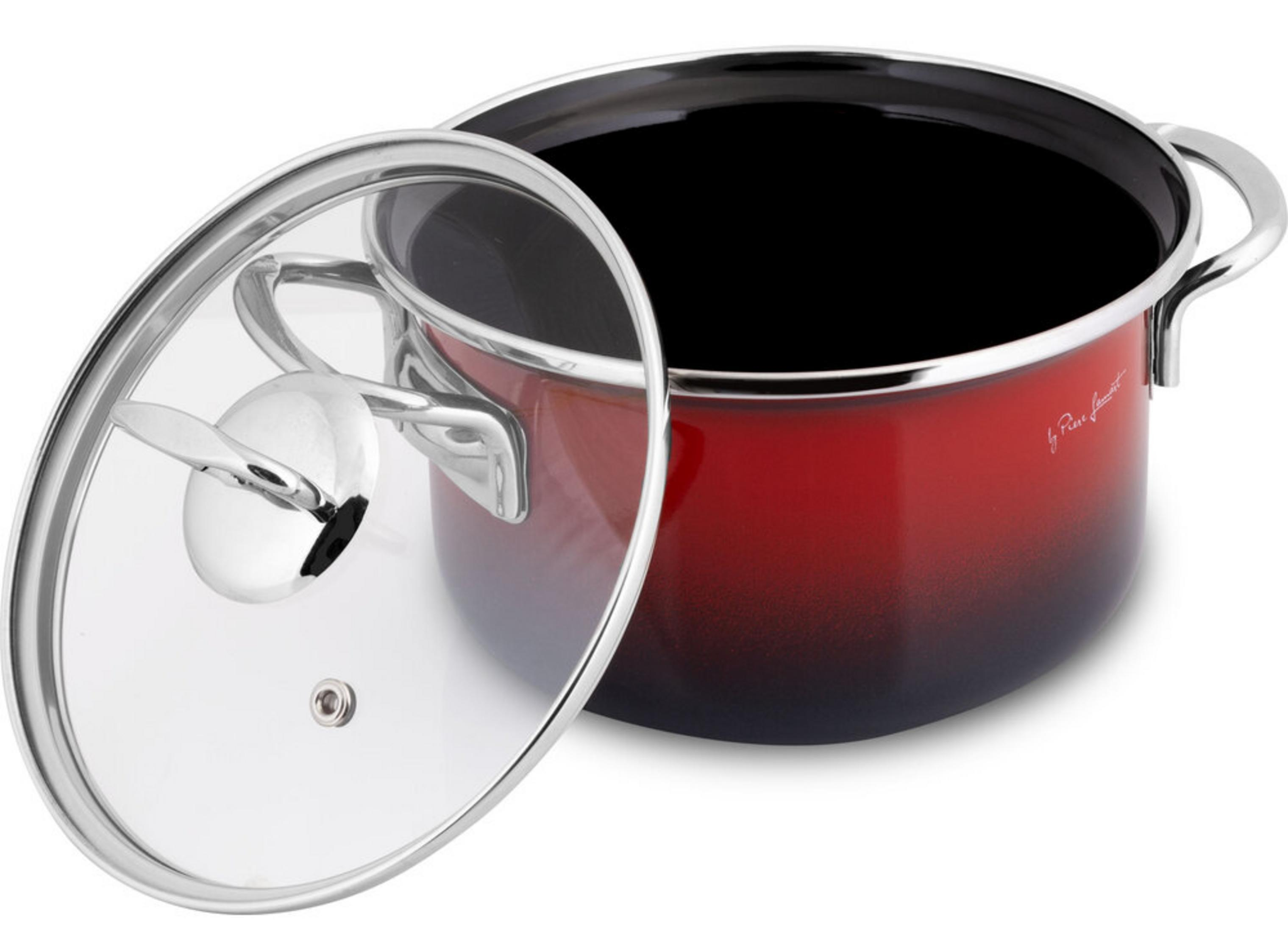 Una olla roja con tapa de cristal, abierta. La olla tiene asas plateadas.