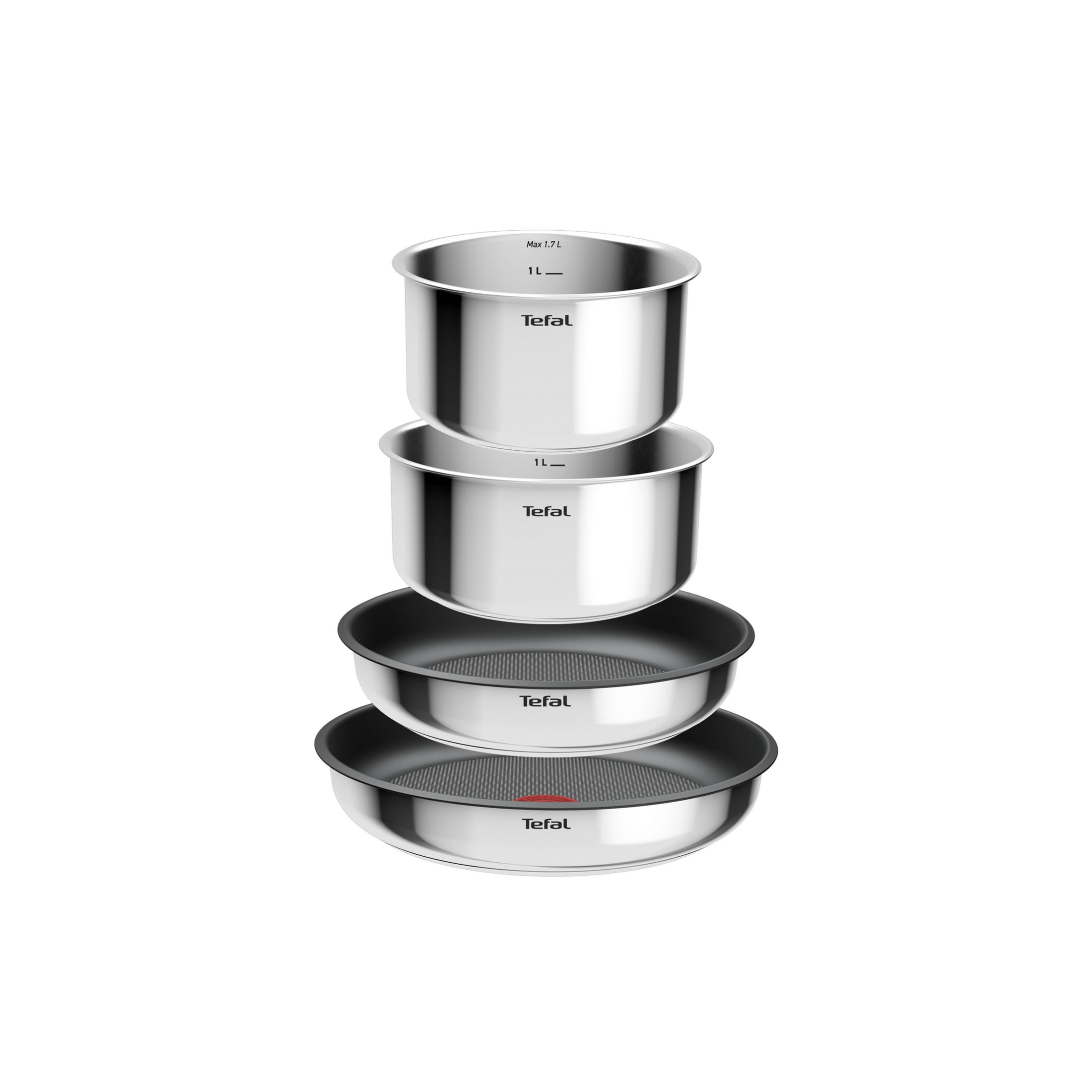 Una pila de cuatro recipientes de cocina Tefal plateados, dos ollas con marcas de medición y dos sartenes con interiores oscuros.