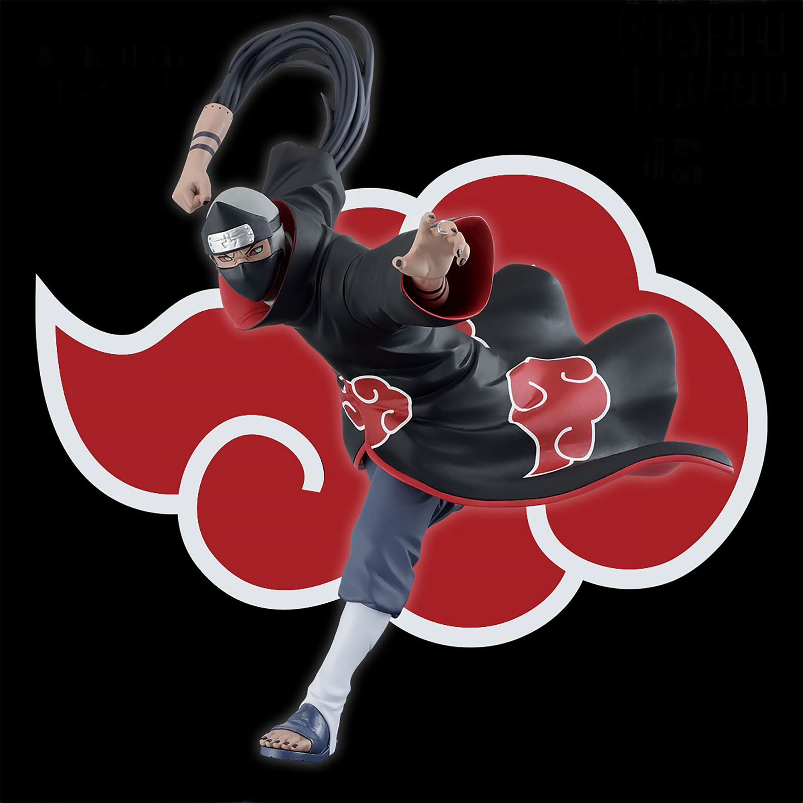 Una figura con un abrigo negro y nubes rojas, sobre fondo de nubes rojas.