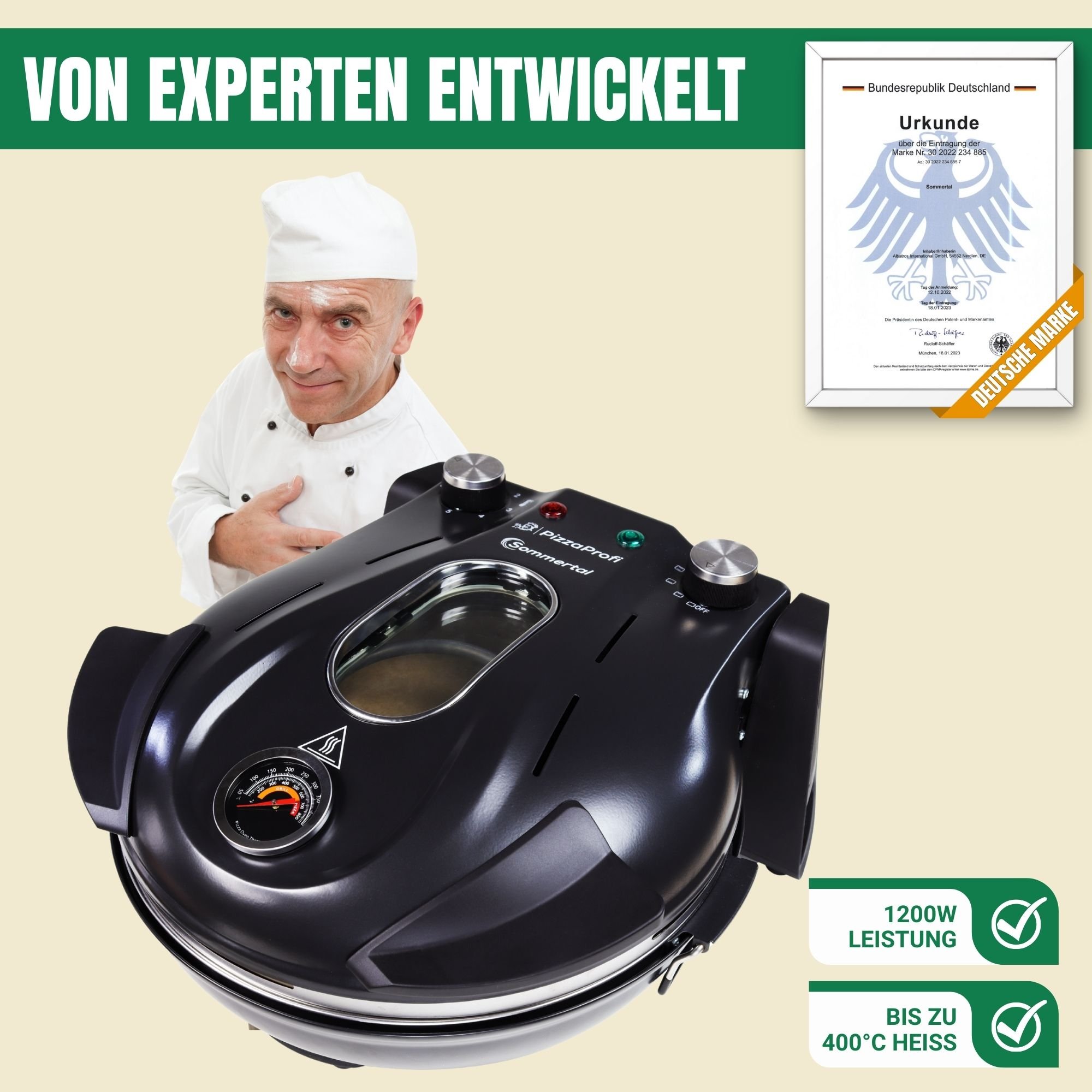 Koch mit Pizzaiolo-Mütze neben schwarzem Pizzaofen mit Zertifikat.