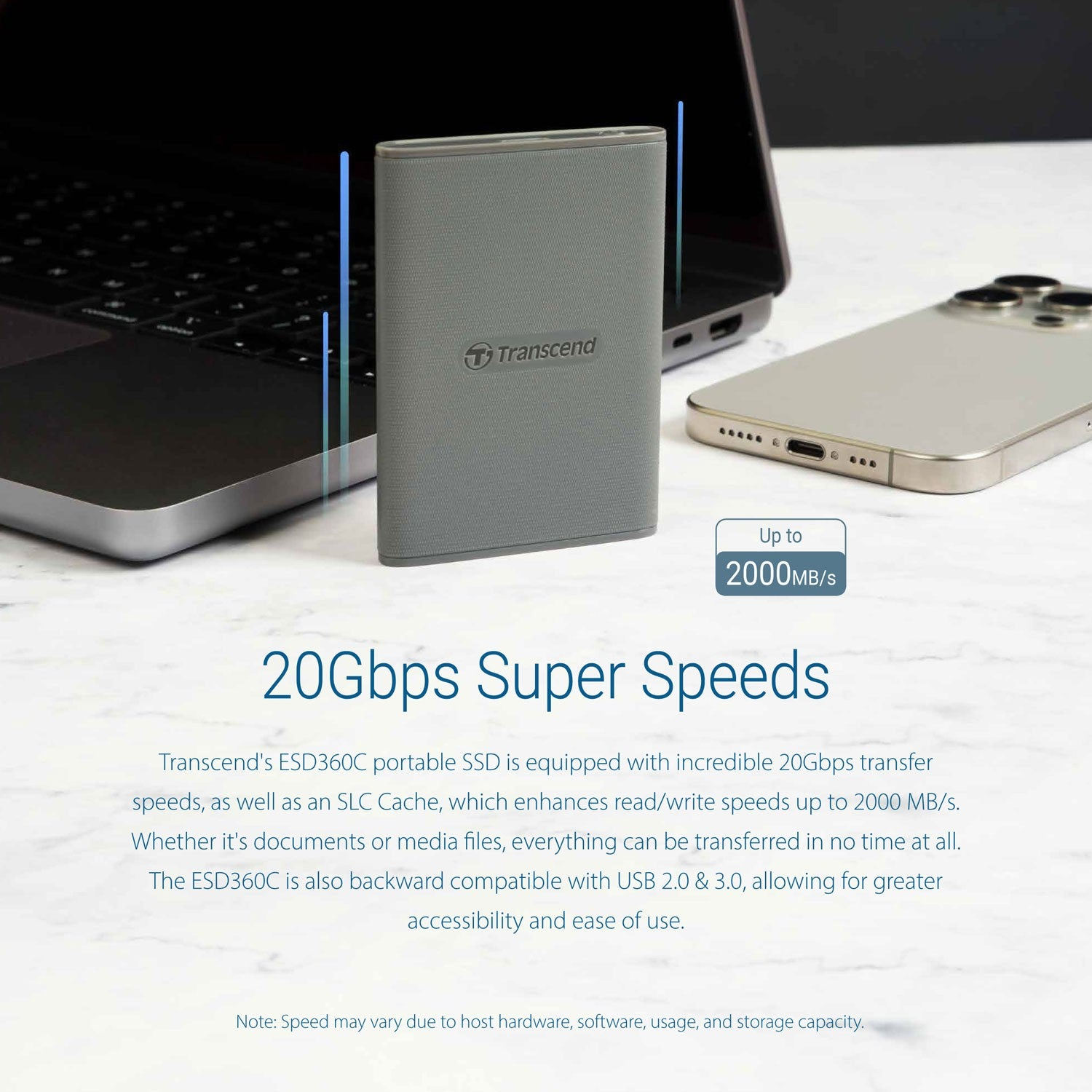 SSD esterna grigia accanto a laptop e smartphone, con metriche di velocità.