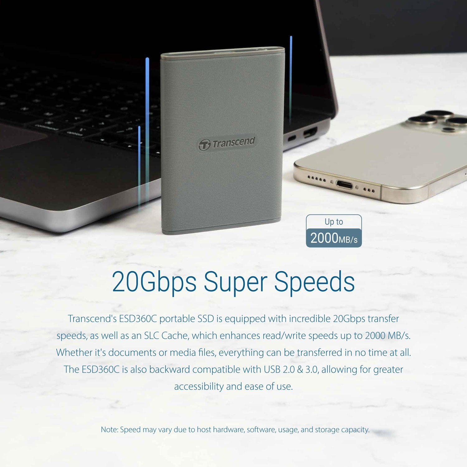 SSD Transcend grigia accanto a laptop e smartphone, fino a 2000MB/s.