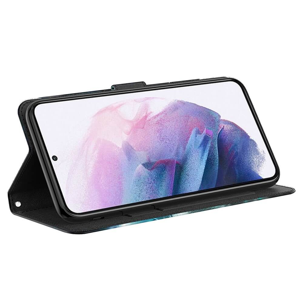 Uno smartphone in una custodia aperta con motivo astratto sullo schermo.
