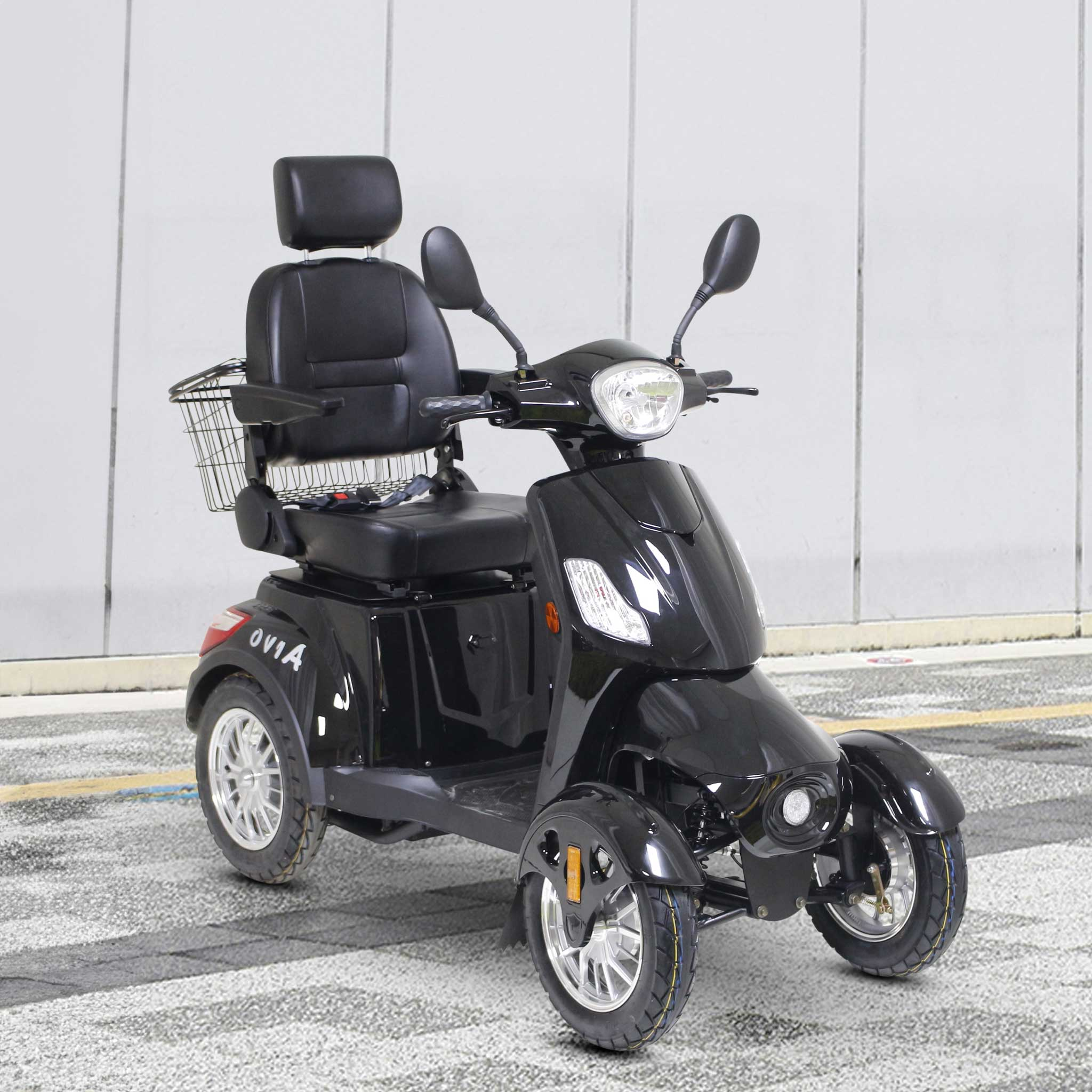 Czarny skuter trójkołowy z czarnym siedzeniem, koszykiem i zagłówkiem.