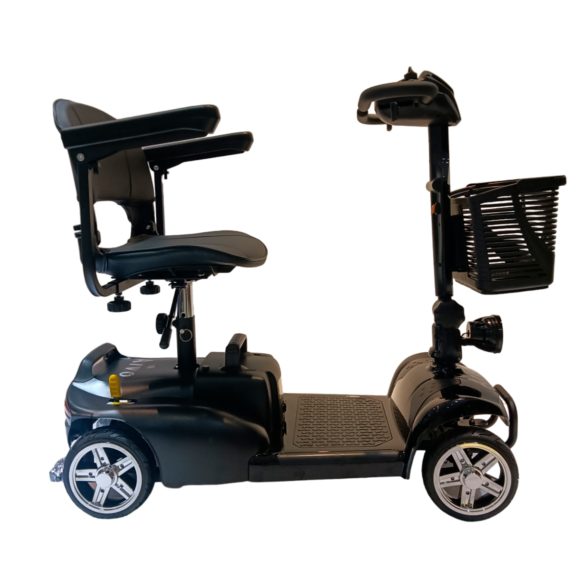 Czarny skuter inwalidzki z siedzeniem, kierownicą, koszem i kołem.