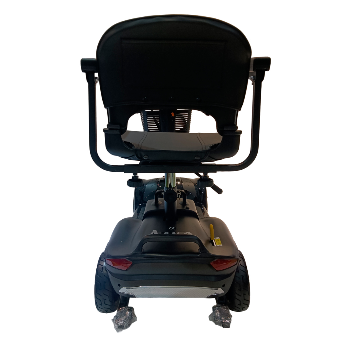 Widok z tyłu czarnego skutera inwalidzkiego z siedzeniem i koszykiem.