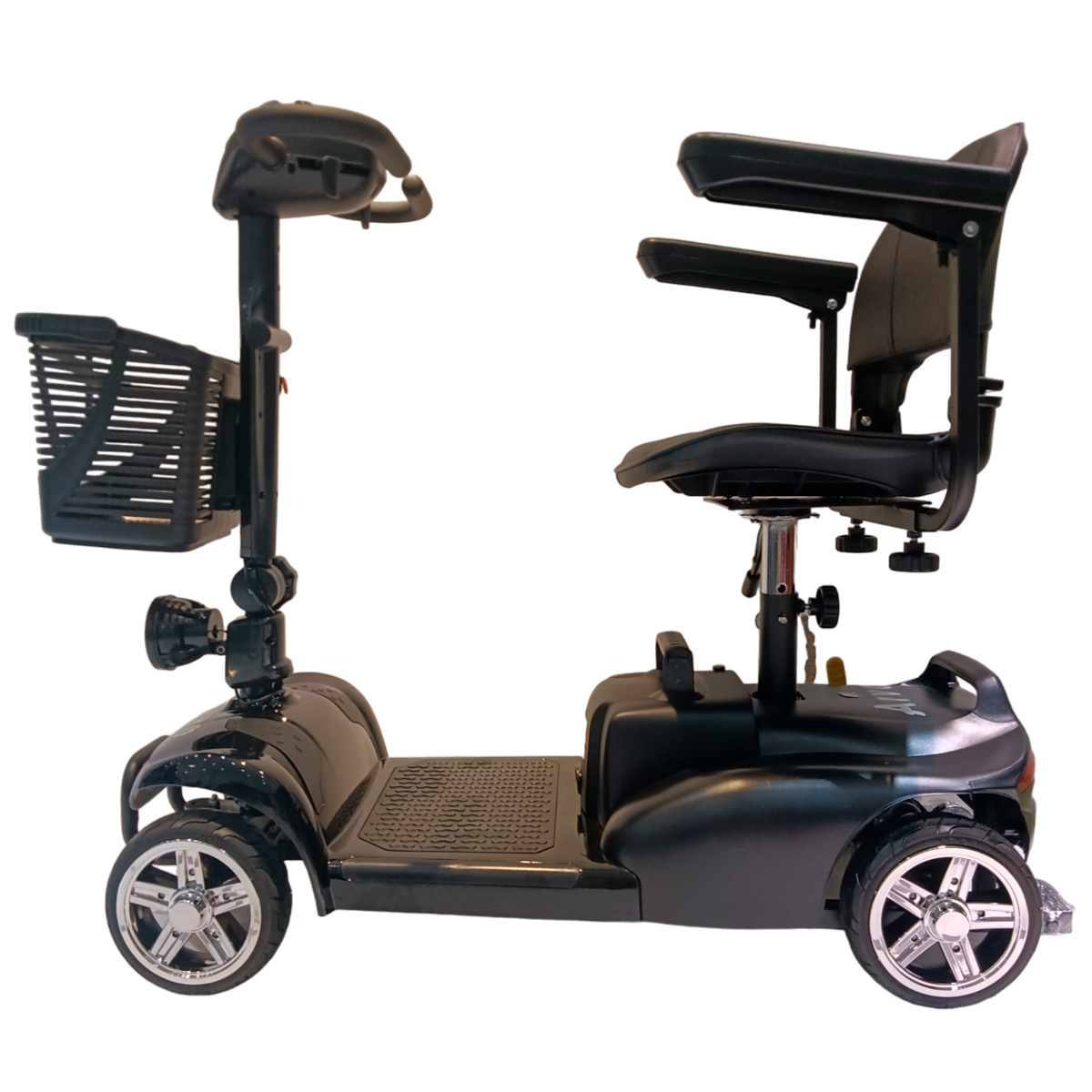 Czarny skuter mobilny z koszykiem z przodu, siedzeniem i kołami.