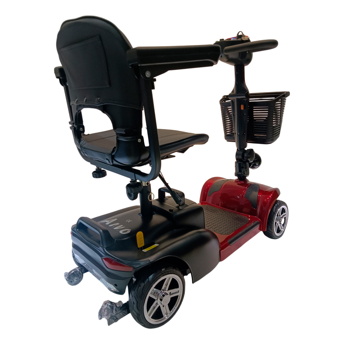 Czerwony i czarny skuter mobilny z siedzeniem, podłokietnikami, koszem i kołami.