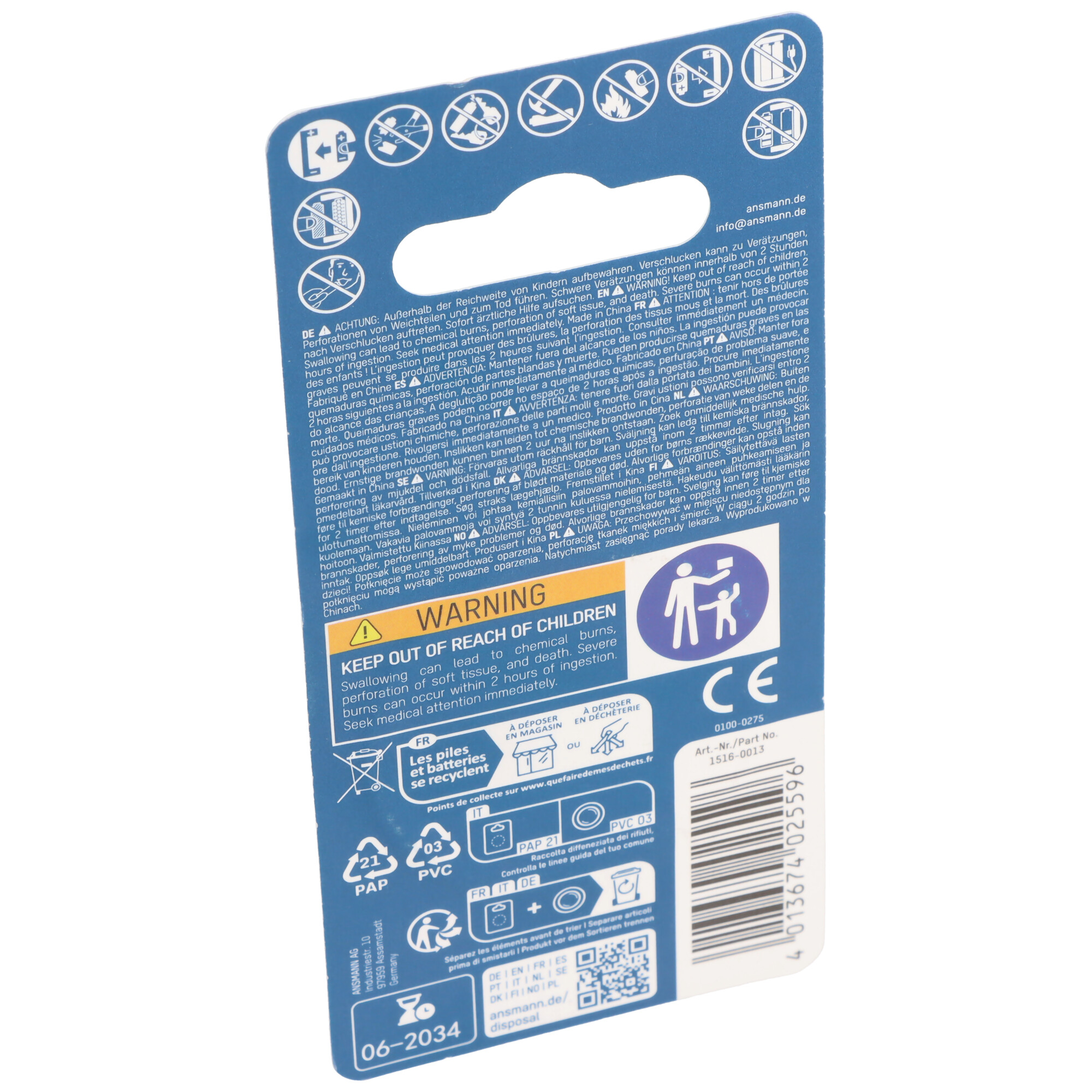 Verpackung mit Warnhinweisen für Batterien, CE-Zeichen und Barcode.
