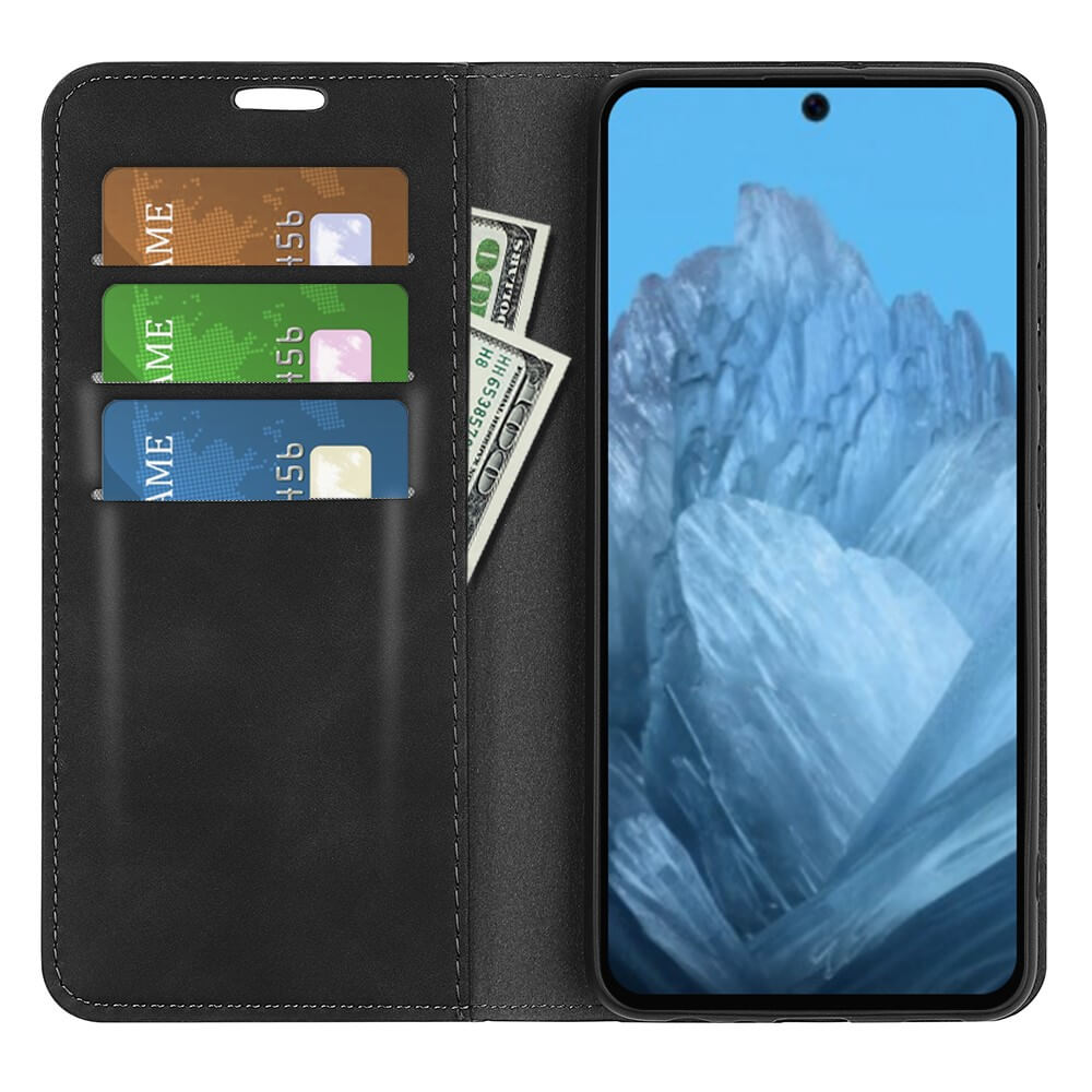 Portafoglio nero con porta carte, tre carte e banconote. Telefono con sfondo blu.
