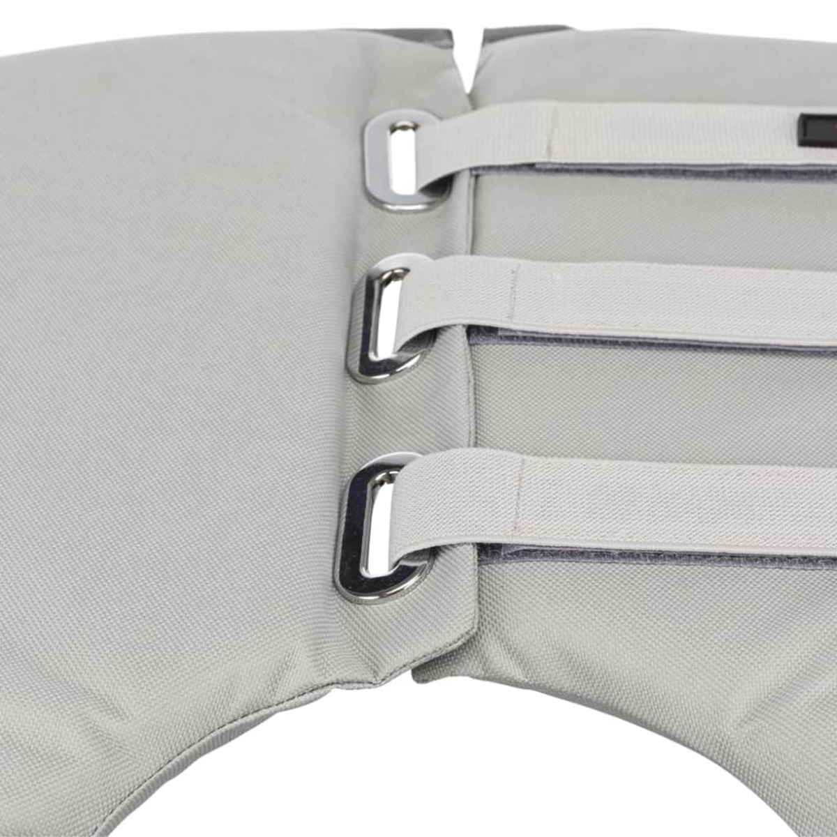Primer plano de un chaleco salvavidas gris para mascotas con anillas en D y correas.