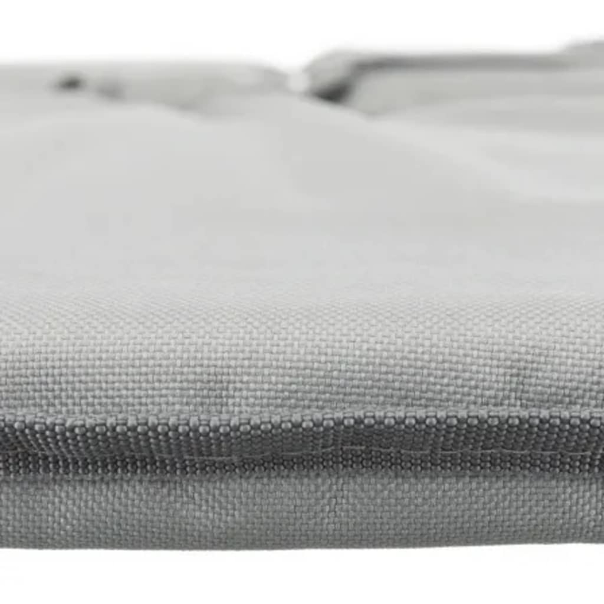 Primer plano de una textura de tela gris con costura.