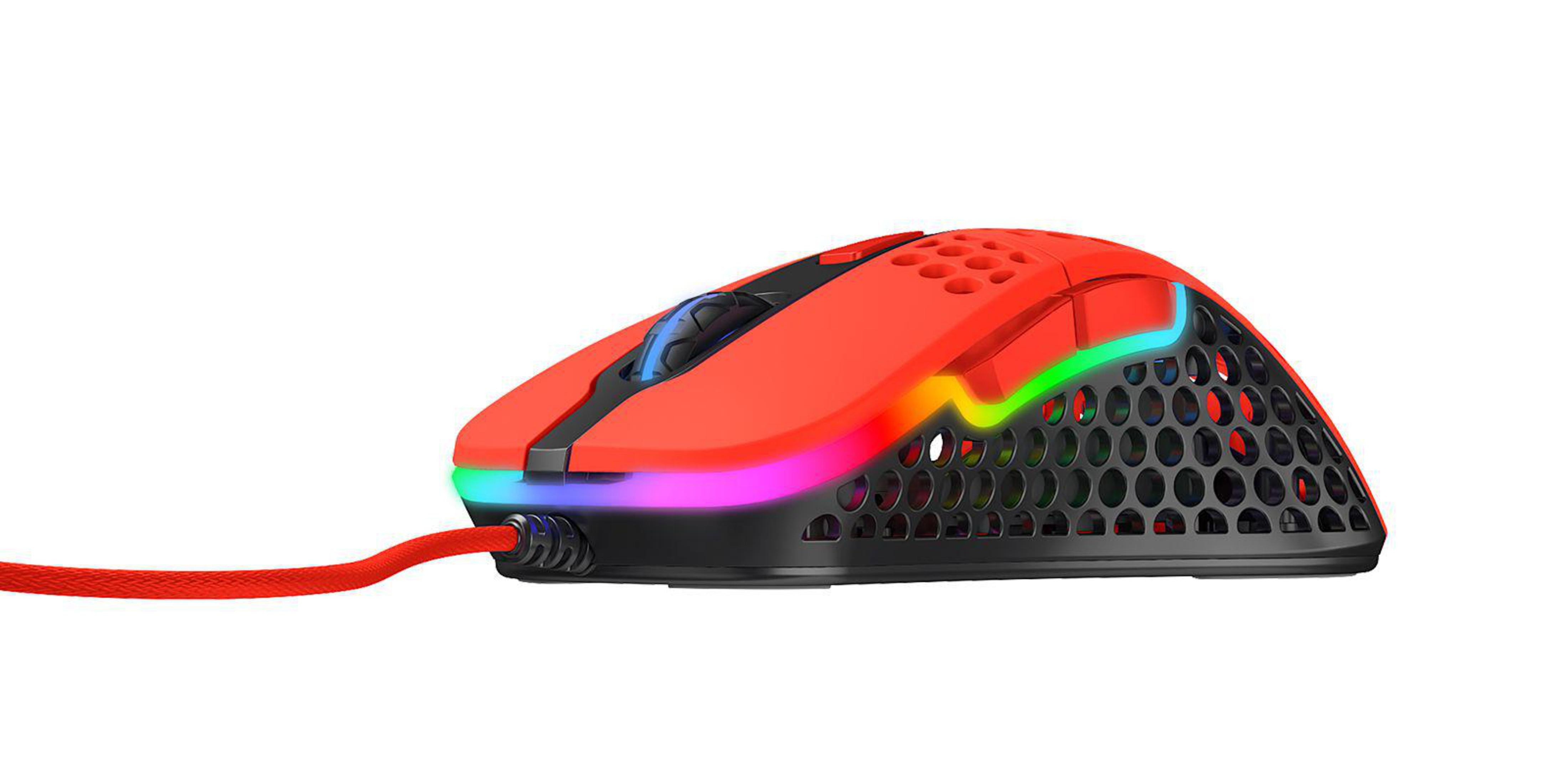 Ein roter Gaming-Maus mit RGB-Beleuchtung und einem schwarzen Gittermuster.