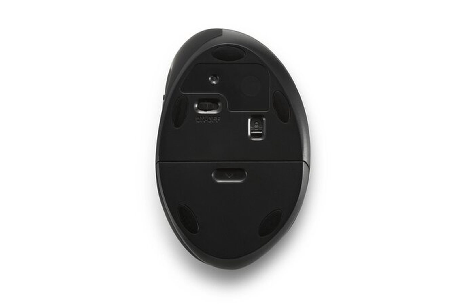 Unterseite einer schwarzen Computermouse mit ON-OFF-Schalter und Batteriefach.