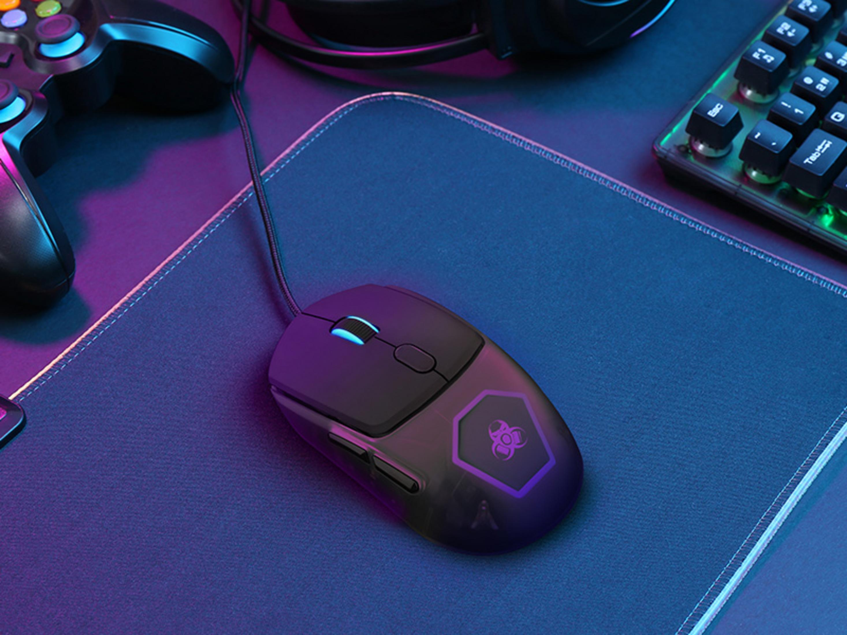 Une souris gamer noire avec éclairage bleu sur un tapis bleu.