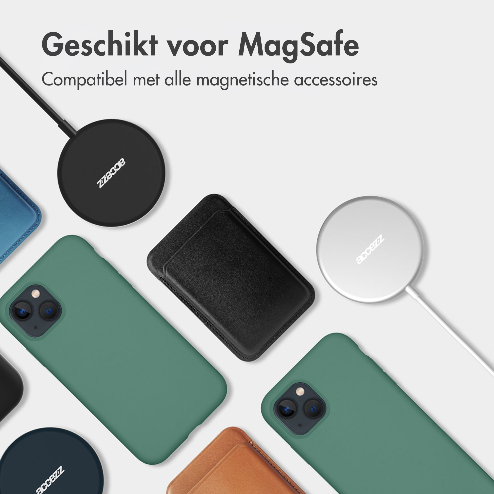 Meerdere iPhone-hoesjes in groen, bruin en blauw, plus MagSafe-laders.
