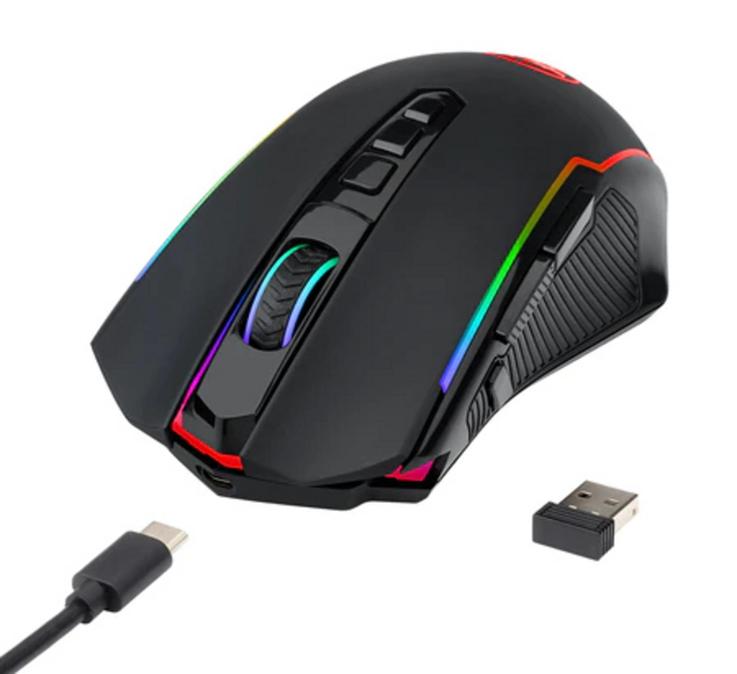 Ratón gaming negro con iluminación RGB, cable USB-C y dongle.