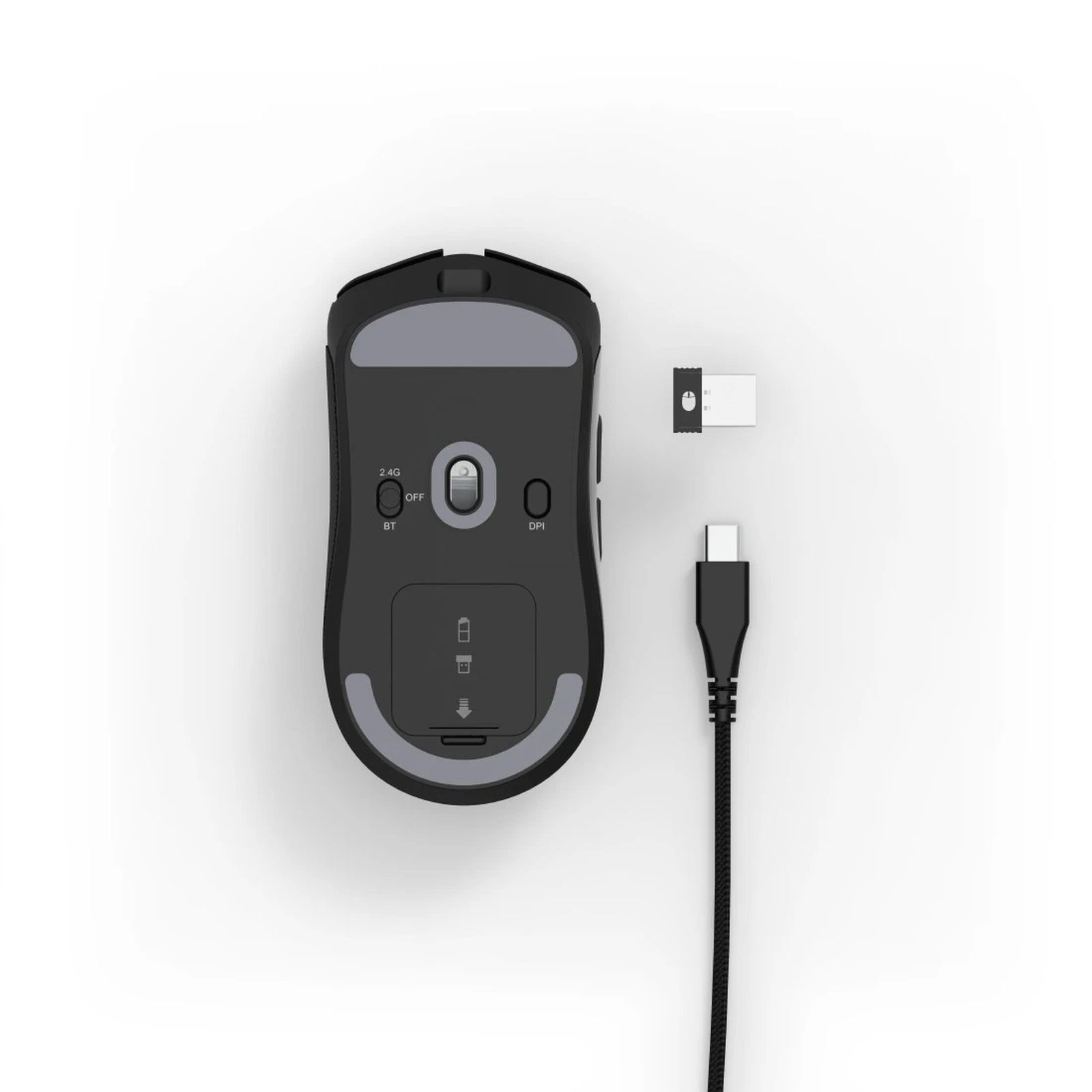 Mouse gaming nero con cavo USB-C e dongle su sfondo bianco.