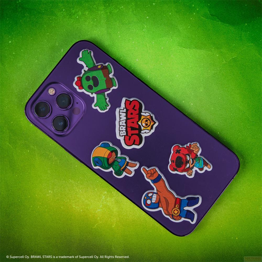 Lila Handyhülle mit Brawl Stars Stickern auf grünem Hintergrund.