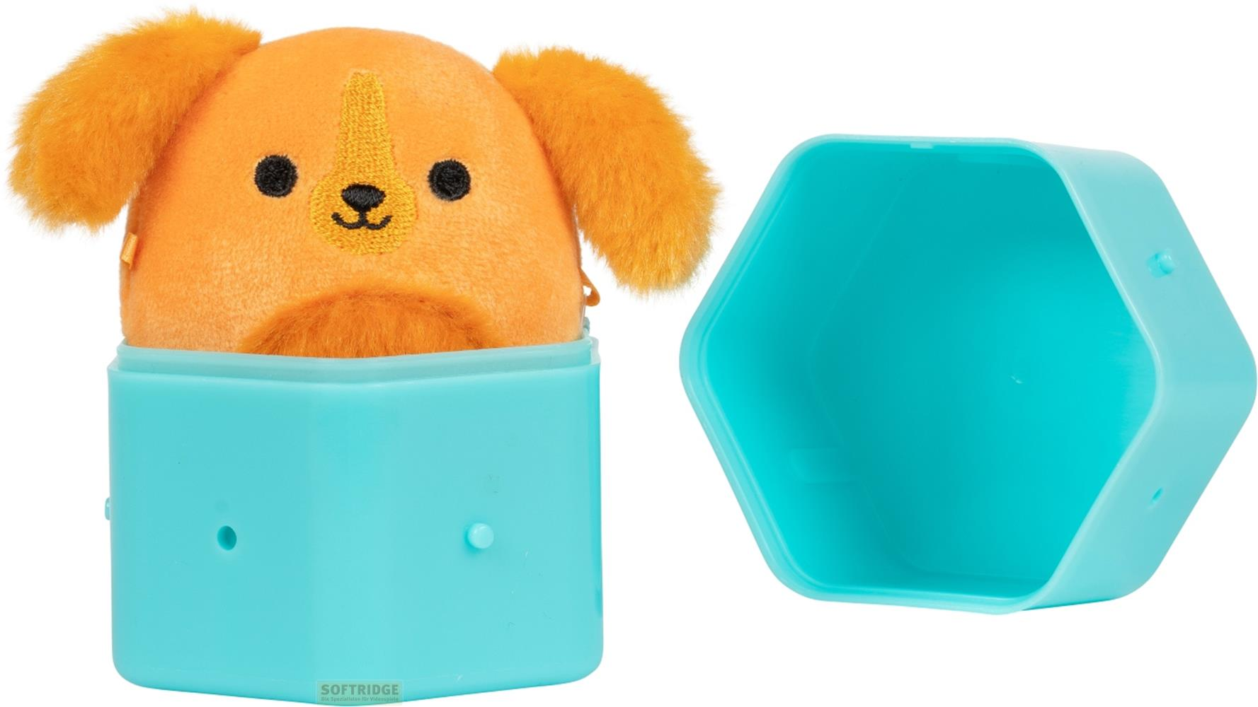 Ein orangefarbener Plüschhund sitzt in einem blauen Behälter.