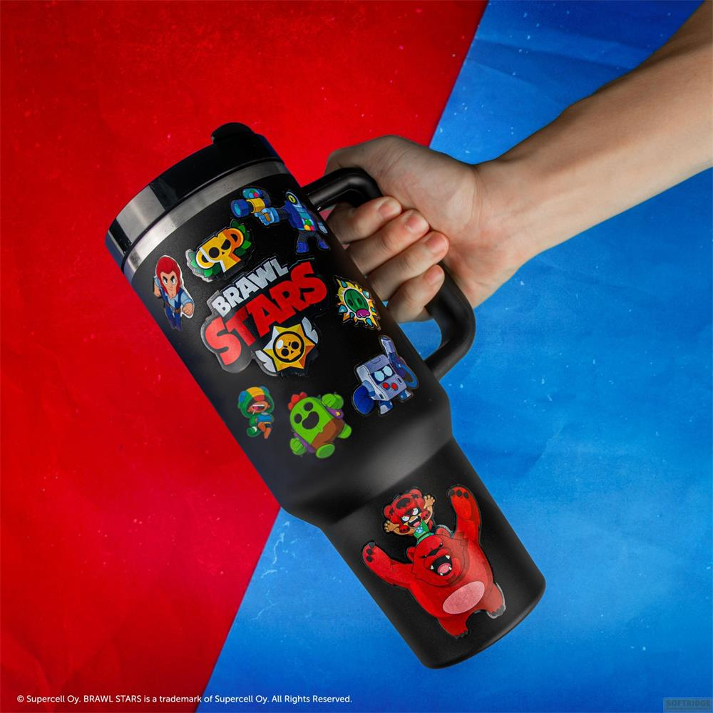 Schwarzer Reisebecher mit Brawl Stars Charakteren, von Hand gehalten vor rotem/blauem Hintergrund.