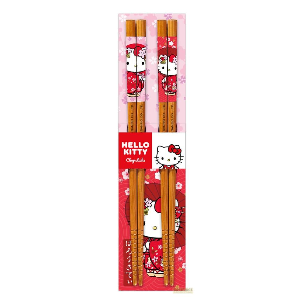 Ein Paar Essstäbchen mit Hello Kitty und Kirschblüten-Design, auf rosa Hintergrund.