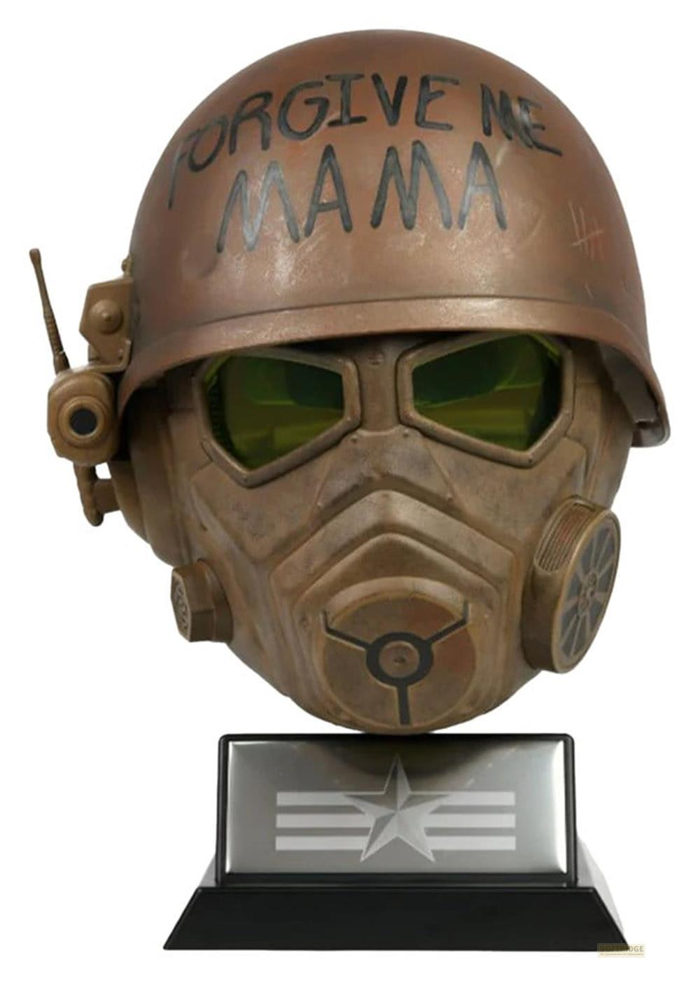 Una maschera antigas marrone con lenti verdi, inscritta 'FORGIVE ME MAMA'.