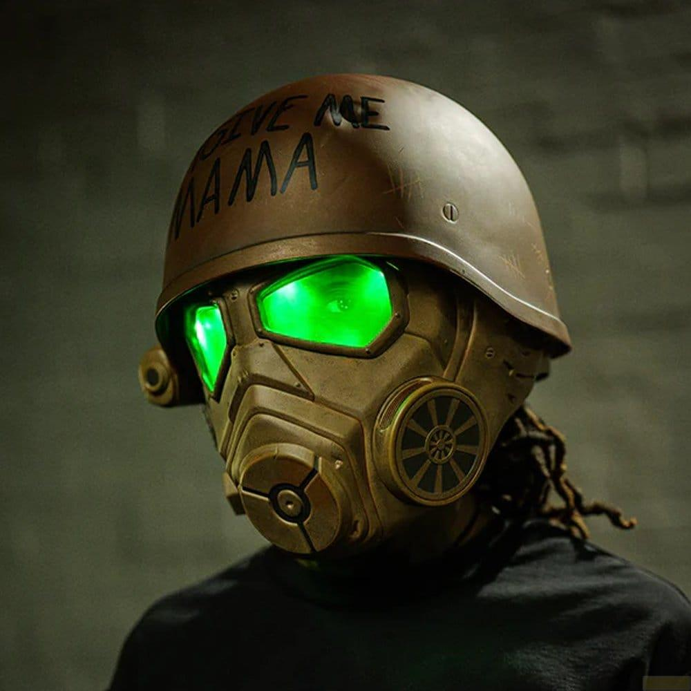 Una maschera antigas marrone con occhi verdi luminosi su sfondo grigio.