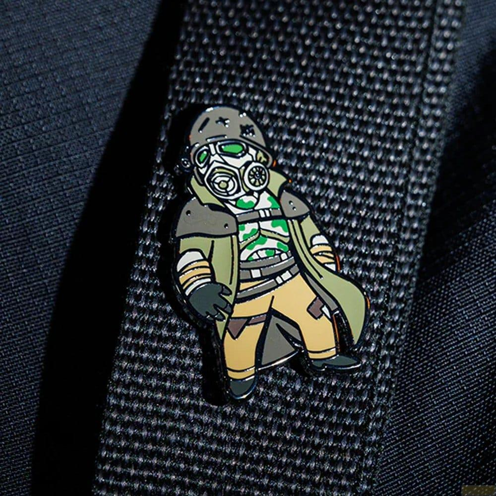 Una piccola figura dei cartoni animati con maschera antigas e abito verde.