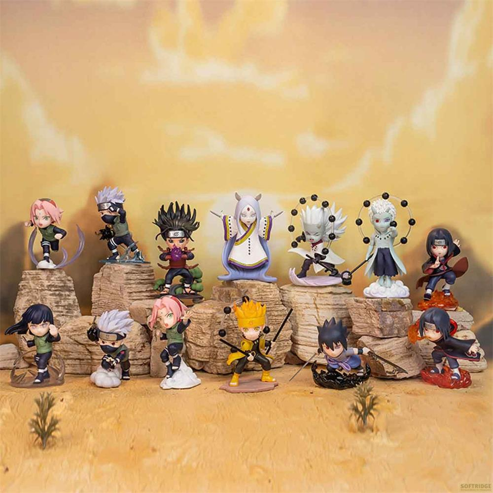 Elf Anime-Figuren stehen auf Felsen vor einem sandfarbenen Hintergrund.