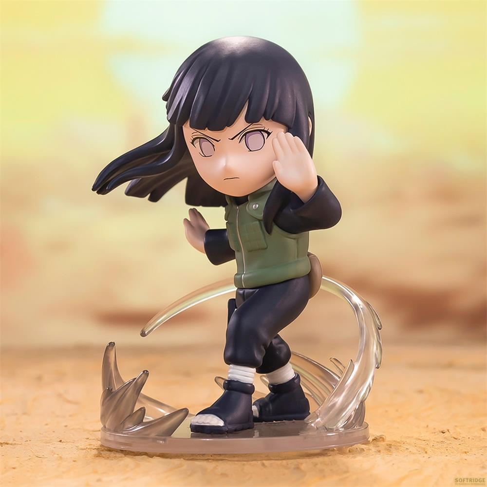Eine Figur von Hinata Hyuga in einer Kampfpose auf einem Sandhintergrund.