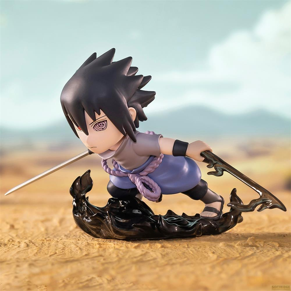 Eine Figur von Sasuke mit Schwert steht auf schwarzem Rauch im Sand.
