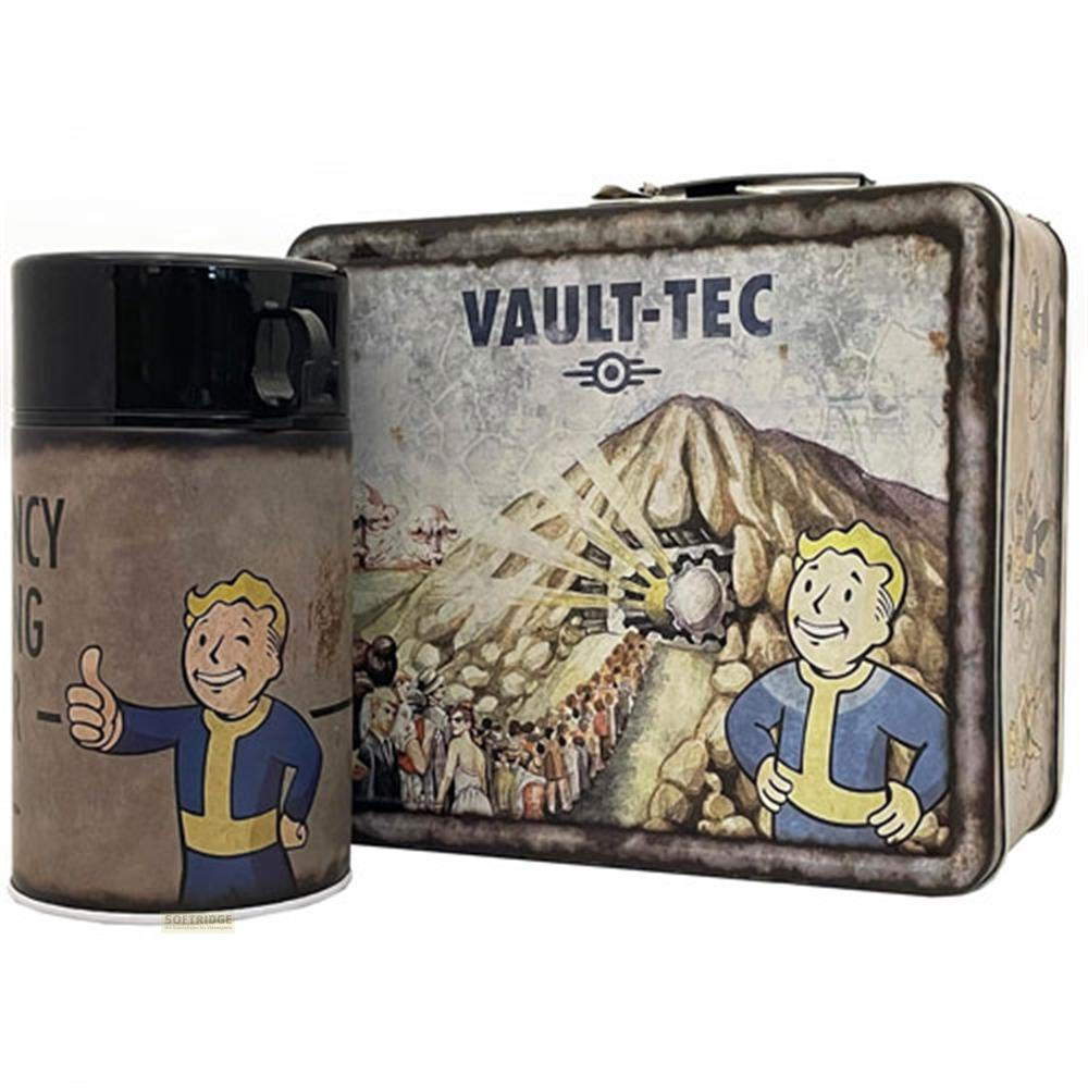Ein Becher und eine Lunchbox mit Vault-Boy-Motiv und einem Berg mit einer Tür.