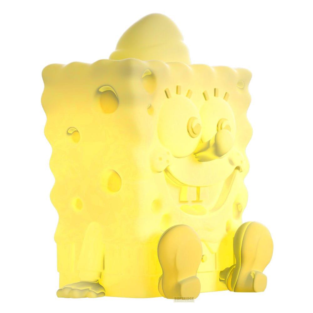 Eine leuchtende gelbe Spongebob-Figur sitzt mit einem breiten Lächeln.