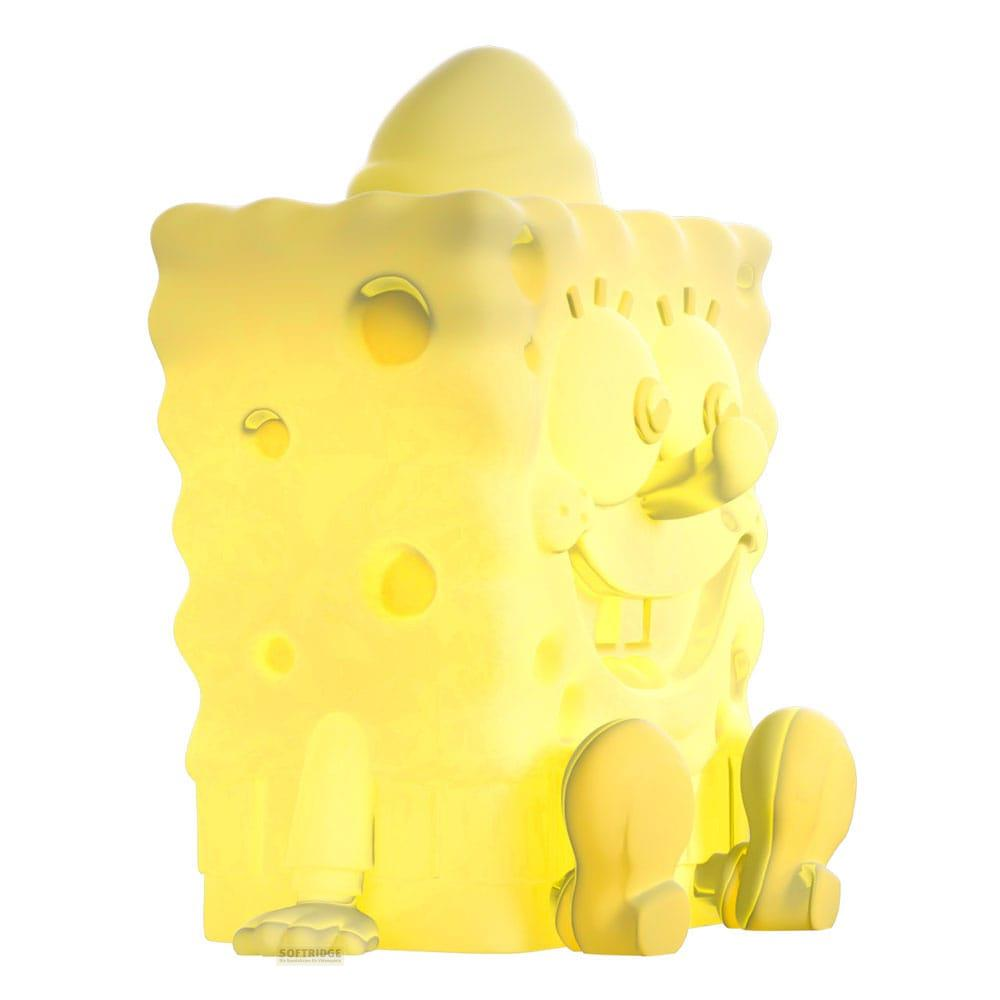Eine gelbe Spongebob-Lampe mit Löchern, die auf weißem Hintergrund sitzt.