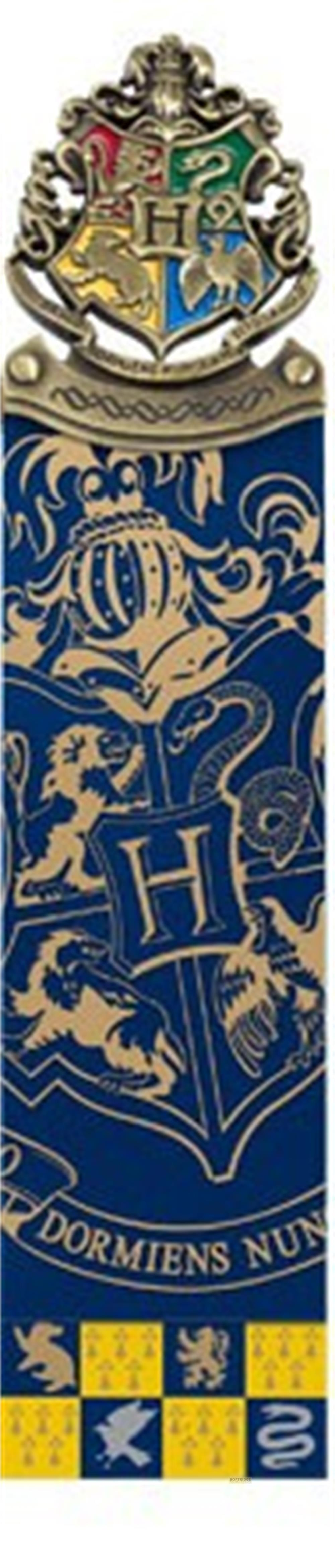 Ein Harry-Potter-Lesezeichen mit dem Hogwarts-Wappen oben und Schlangenmotiven.