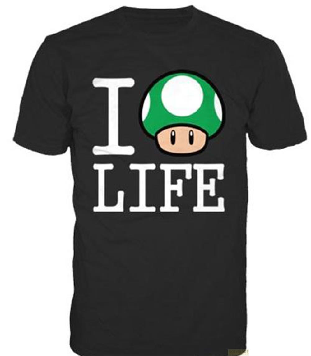Schwarzes T-Shirt mit weißem "I LOVE LIFE" und einem grünen Pilz-Icon.