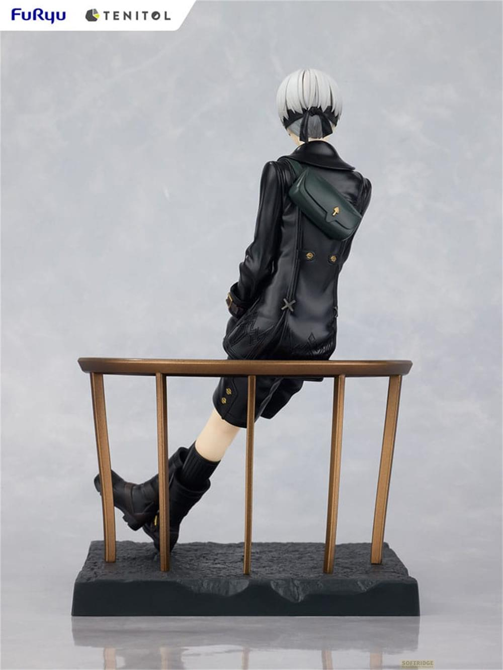 Eine Figur mit weißem Haar, schwarzem Mantel und grüner Tasche sitzt auf einem Holzgeländer.