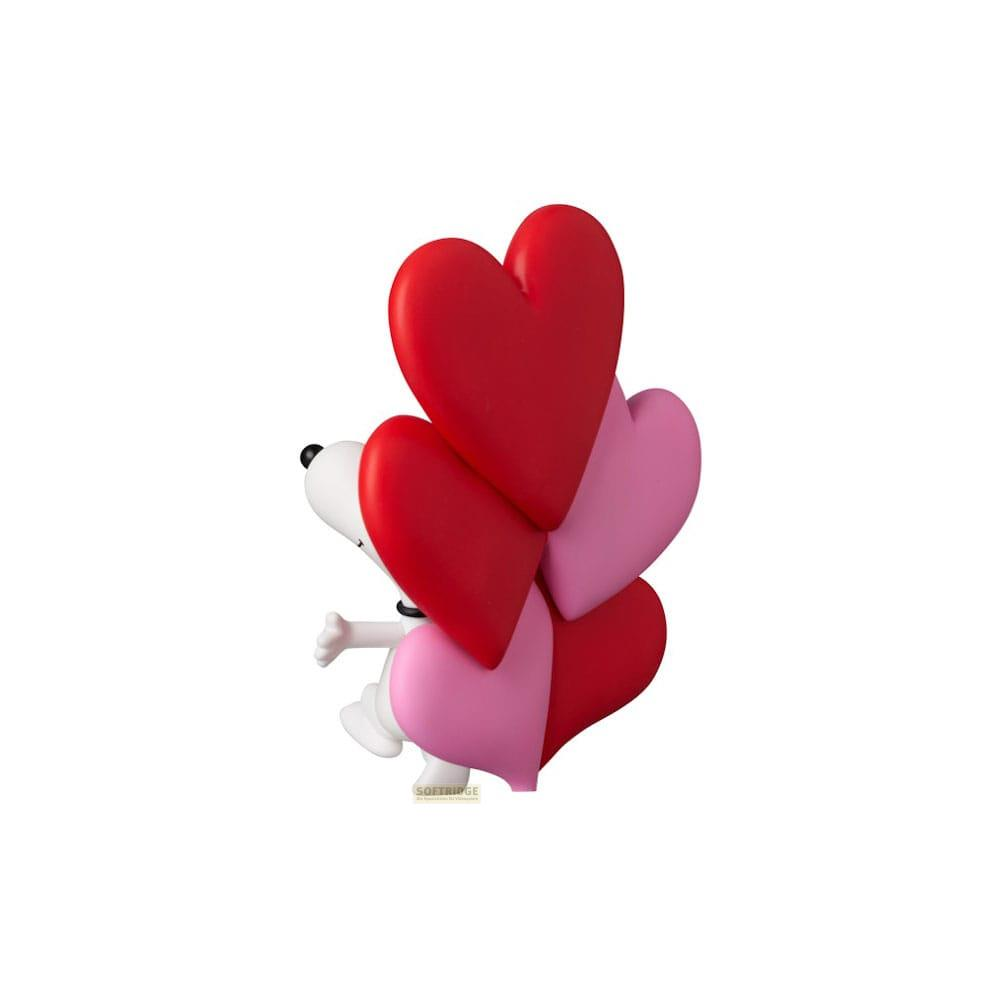 Snoopy hält einen Strauß roter und pinker Herzen, isoliert auf Weiß.