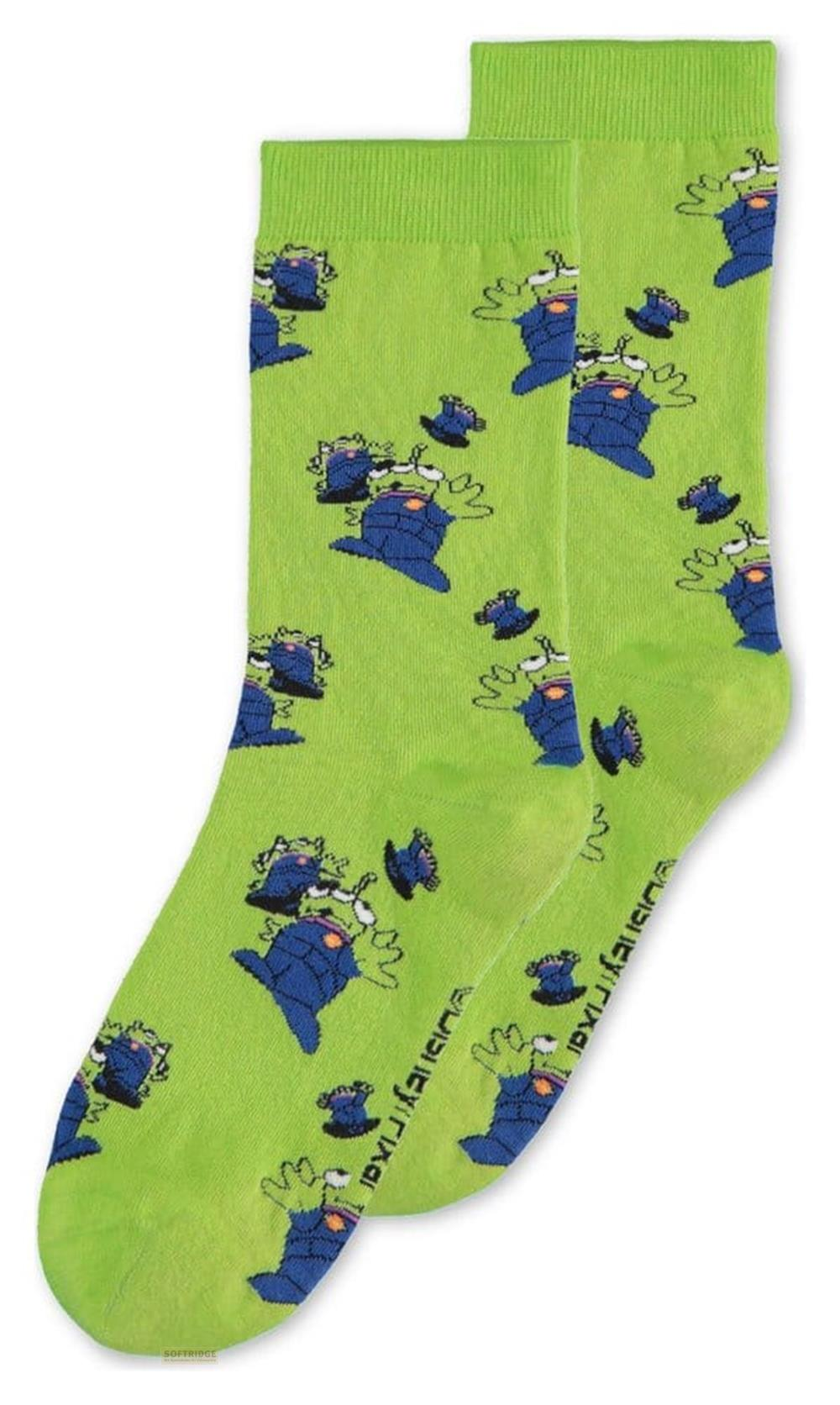 Grüne Socken mit wiederholtem Druck von blauen Außerirdischen mit drei Augen und Kleidung.