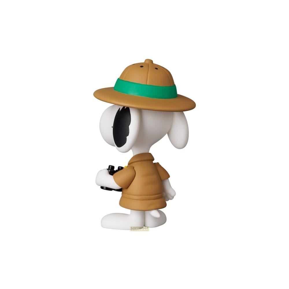 Snoopy als Entdecker mit Hut und brauner Kleidung hält eine Kamera.