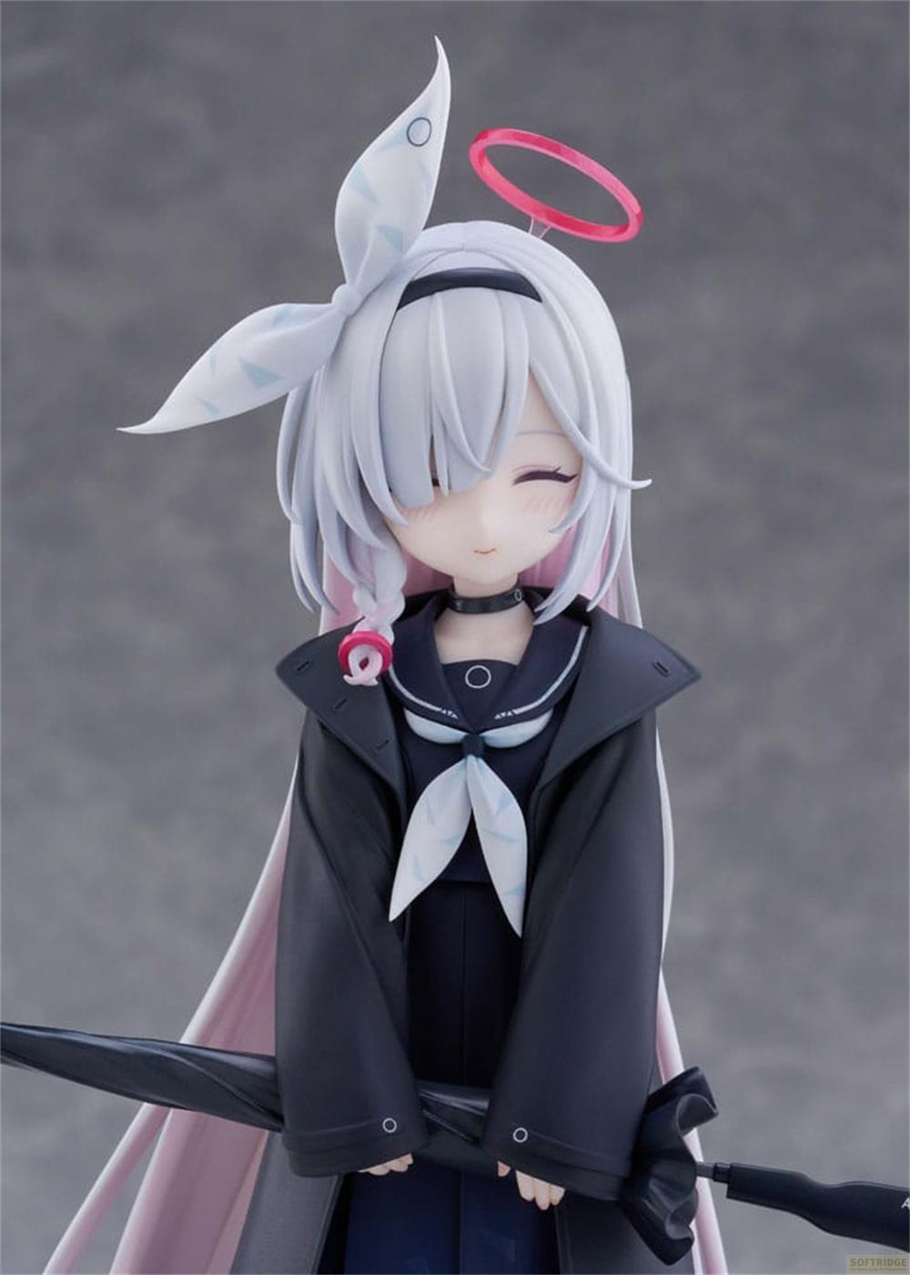 Figur eines Anime-Mädchens mit weißen Haaren, rosa Ring und schwarzem Mantel.