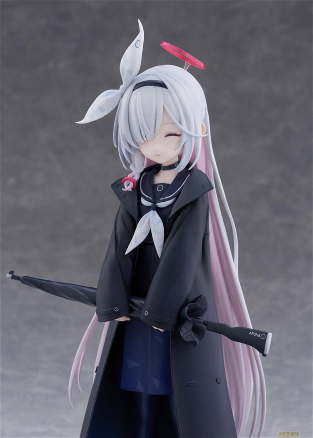 Anime-Figur mit weißem Haar, dunklem Mantel, hält einen Regenschirm.