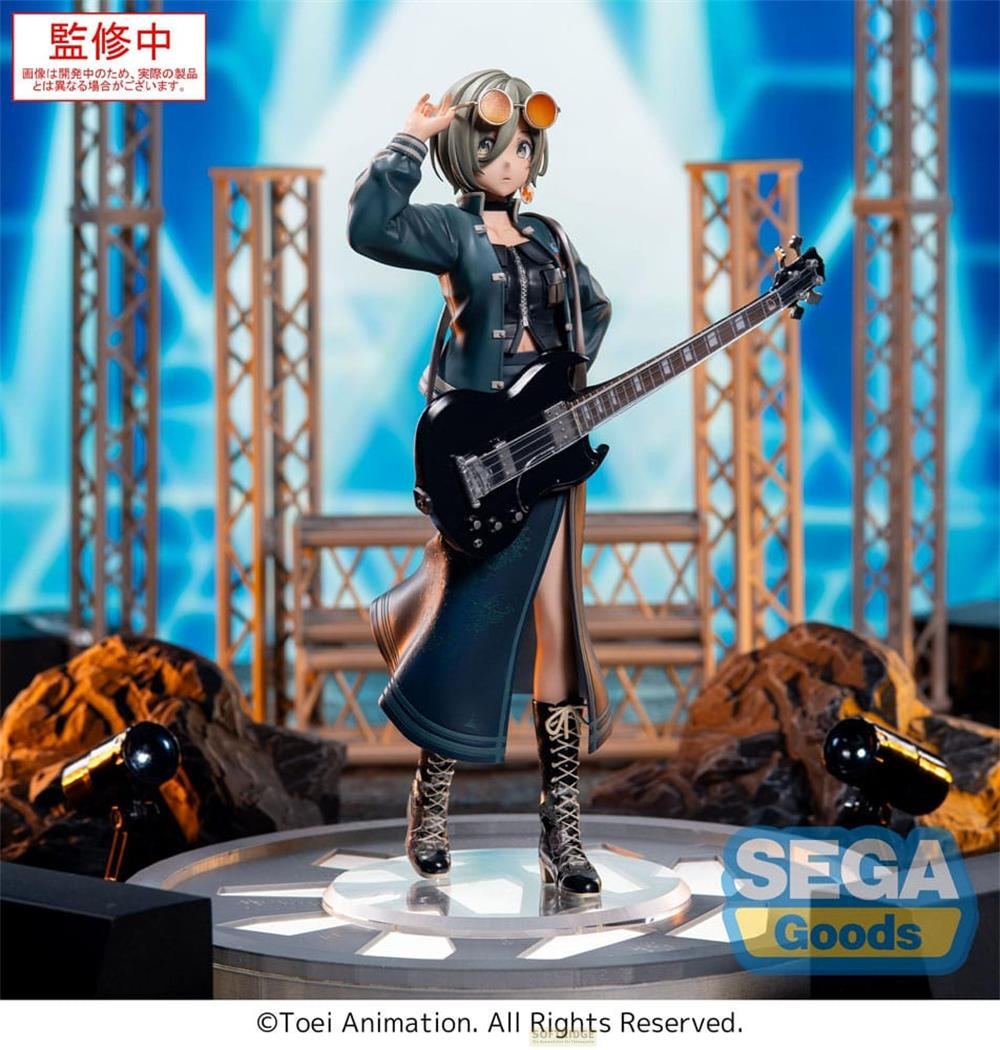 Anime-Figur einer Gitarristin mit Brille und schwarzer E-Gitarre auf einer Bühne.