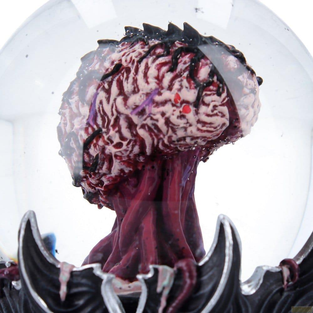 Ein groteskes Gehirn mit roten Augen in einer Glaskugel auf einem dunklen Sockel.