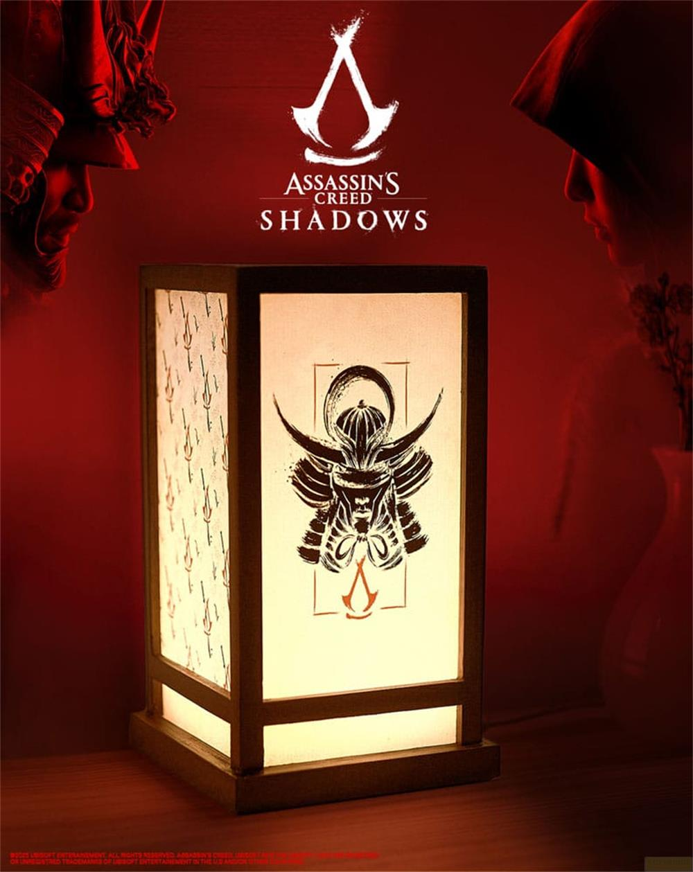 Eine Lampe mit dem Assassin's Creed Shadows Logo und Samurai-Symbol.