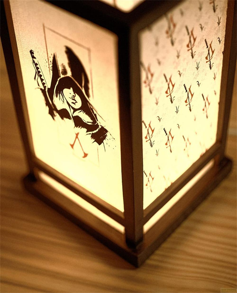 Eine Lampe mit Holzakzenten, die ein gezeichnetes Gesicht und ein Muster zeigt.