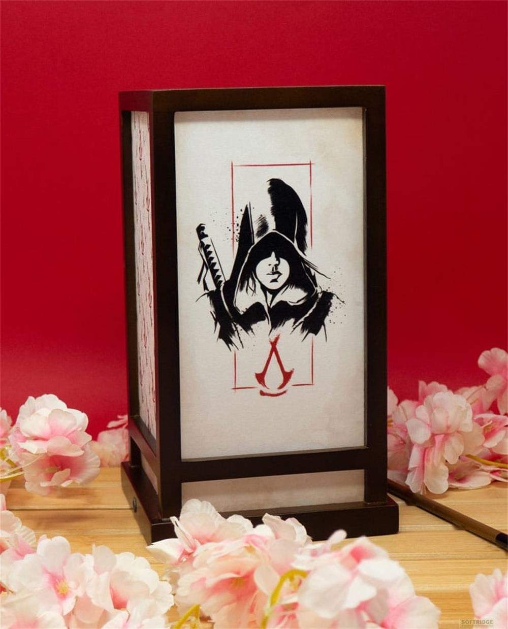 Eine Lampe mit Assassin's Creed-Design vor einem roten Hintergrund.